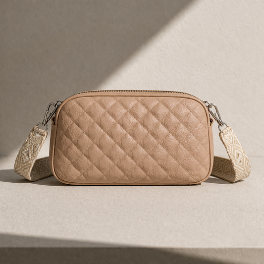 Bež moderna kožna torbica sa prošivenim dizajnom